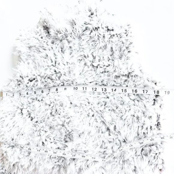 love token white faux fur button up vest with pockets - Picture 5 of 6